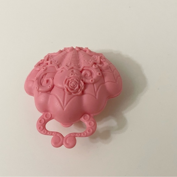 Monster High Student Exchange Lagoona Doll Replacement Pink Shell Purse - Picture 3 of 11